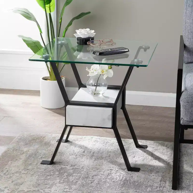 Table d'appoint carrée noire avec plateau en verre