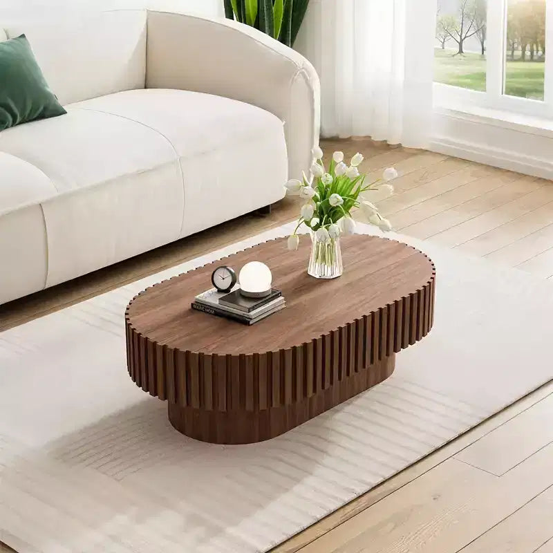 Table basse ovale marron, base piédestal cannelée, utilisation individuelle