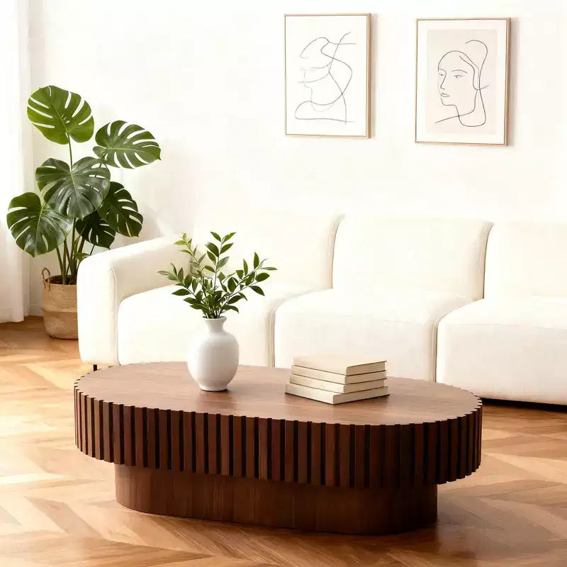 Table basse ovale marron, base piédestal cannelée, utilisation individuelle