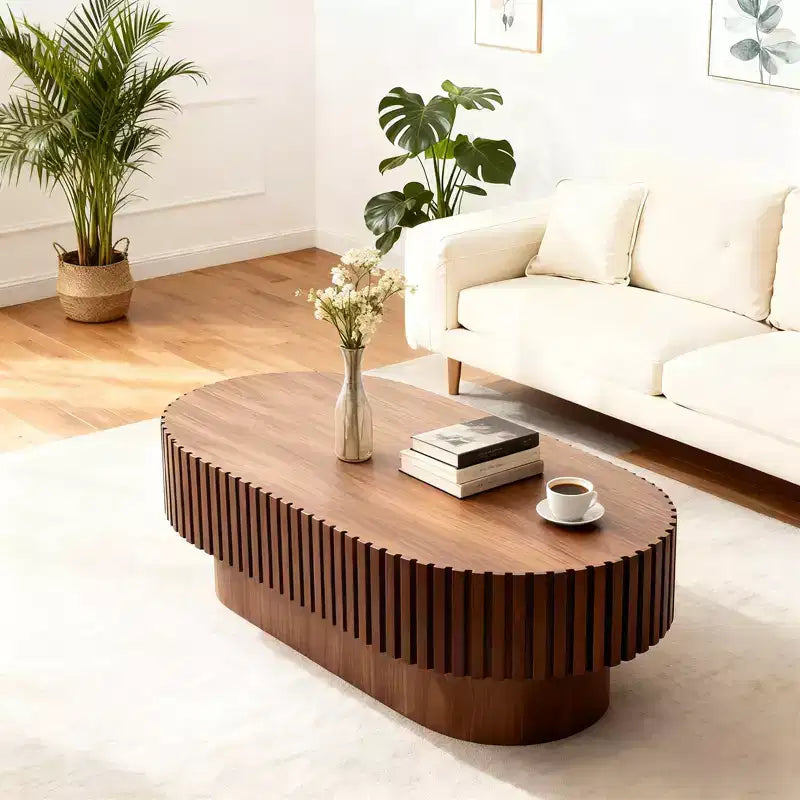 Table basse ovale marron, base piédestal cannelée, utilisation individuelle