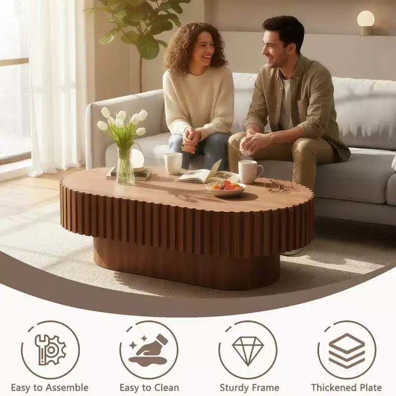 Table basse ovale marron, base piédestal cannelée, utilisation individuelle