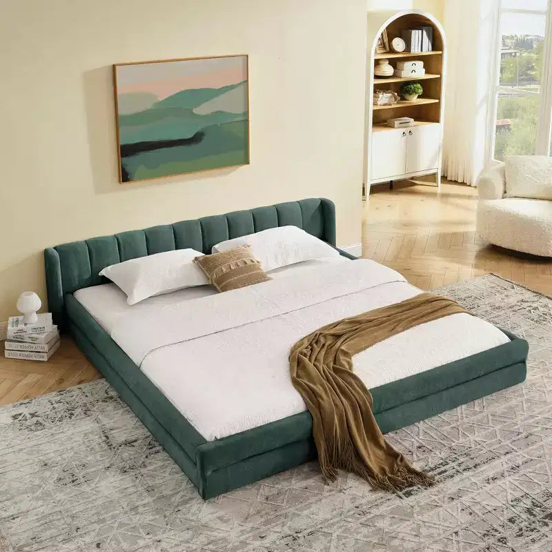 Lit plateforme King tapissé de chenille bleu-vert avec tête de lit