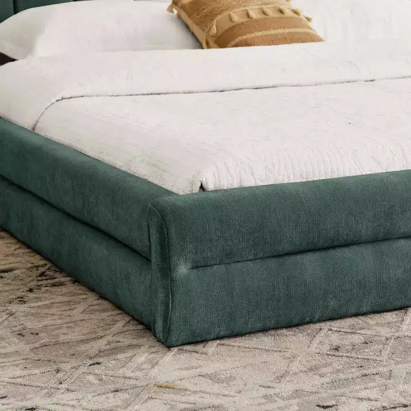 Lit plateforme King tapissé de chenille bleu-vert avec tête de lit