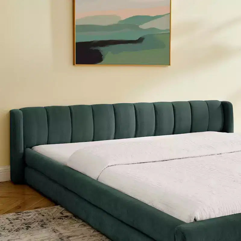 Lit plateforme King tapissé de chenille bleu-vert avec tête de lit