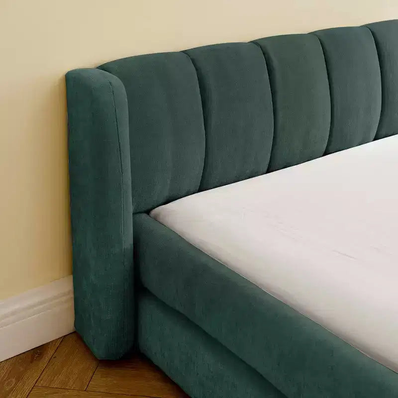 Lit plateforme King tapissé de chenille bleu-vert avec tête de lit