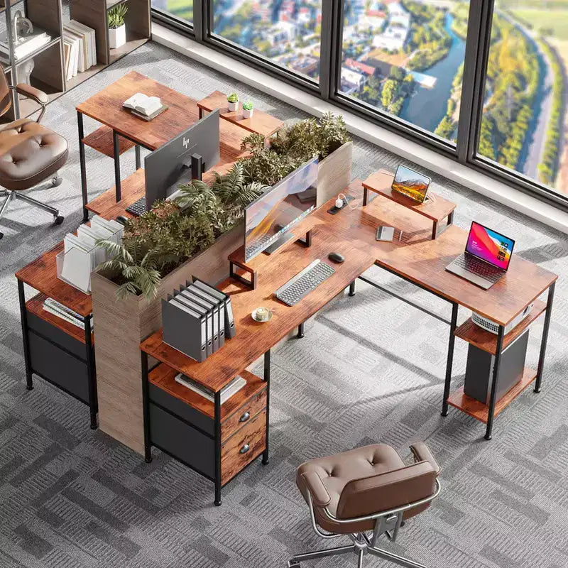 Bureau d'angle marron avec station de charge, supports d'écran et tiroir de classement – 2 personnes