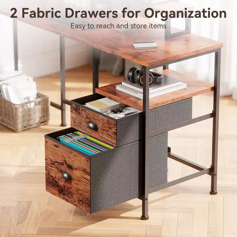 Bureau d'angle marron avec station de charge, supports d'écran et tiroir de classement – 2 personnes