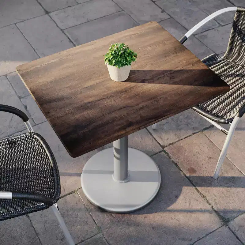 Table de bistrot rectangulaire pour 2 personnes, plateau aspect béton gris/marron foncé et piètement argenté